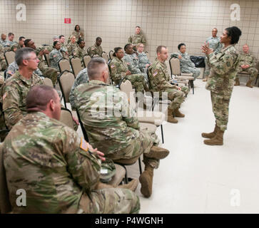 Centre d'entraînement aux MANŒUVRES DE ROBINSON, N. Little Rock, Ark. :-l'Adjudant-chef 3 Cassandra parle vert pendant la garde nationale de l'Arkansas l'égalité des chances Diversité Bureau Journée à Chappell armoirie, mercredi 10 mai 2017. L'événement a été l'occasion de célébrer la diversité de la Force totale et embrasser qui nous sommes et qui nous ne sommes pas sans distinction de race, de sexe, de nationalité, de religion, ou d'invalidité. Plus de 70 soldats ont reçu des informations sur la diversité, le goût de l'animation culturelle et d'aliments ethniques et affiche des informations sur les autochtones américains, asiatiques, africains Amer Banque D'Images