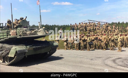 Des soldats de la 3ème Armored Brigade Combat Team, 4e Division d'infanterie, encourager un peloton de chars de la brigade de l'unité 1er Bataillon, 66e Régiment d'armure, comme les équipages mener des opérations offensives au cours de l'Europe forte Défi Réservoir à Grafenwoehr Domaine de formation, l'Allemagne, le 10 mai 2017. Le concours est conçu pour projeter une présence dynamique, favoriser le partenariat militaire, de promouvoir l'interopérabilité, et offrir un environnement de partage de tactiques, techniques et procédures entre les pelotons d'armure de l'Autriche, la France, l'Allemagne, la Pologne, l'Ukraine et les États-Unis. Banque D'Images