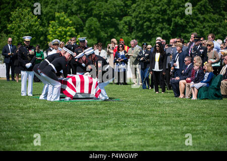 Marines prendre part au service de Marine Corps Reserve 1er lieutenant William Ryan, dans le Cimetière National d'Arlington, Arlington, Va, le 10 mai 2017. Déclaré décédé le 11 mai 1969, Ryan's demeure de la guerre du Vietnam ont été identifiés par défaut à ce POW/MIA Défense Agence Comptable (DPAA) en 2016 à partir d'un site de l'écrasement d'excavation près de Ban Alang Noi, au Laos. Ryan's demeure ont été rapatriés dans l'article 60. Banque D'Images