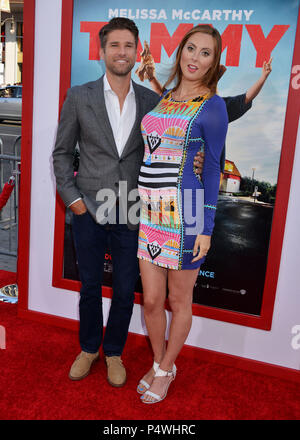 Eva Amurri Martino et Mari Kyle Martino 179 au Tammy Première au Chinese Theatre de Los Angeles.Eva Amurri Martino et Mari Kyle Martino 179 ------------- Red Carpet Event, Vertical, USA, Cinéma, Célébrités, photographie, Bestof, Arts, Culture et divertissement, Célébrités Topix fashion / Vertical, Best of, événement dans la vie d'Hollywood, Californie - Tapis rouge et en backstage, USA, Cinéma, Célébrités, cinéma, télévision, Célébrités célébrités musique, photographie, Arts et culture, Bestof, divertissement, Topix, verticale de la famille de l'année , 2014, enquête Banque D'Images