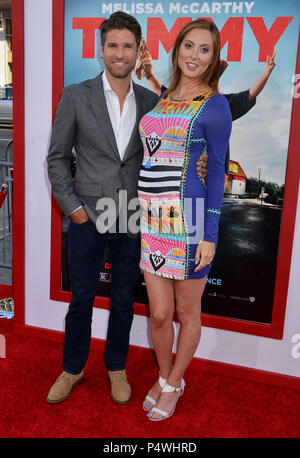 Eva Amurri Martino et Mari Kyle Martino 180 au Tammy Première au Chinese Theatre de Los Angeles.Eva Amurri Martino et Mari Kyle Martino 180 ------------- Red Carpet Event, Vertical, USA, Cinéma, Célébrités, photographie, Bestof, Arts, Culture et divertissement, Célébrités Topix fashion / Vertical, Best of, événement dans la vie d'Hollywood, Californie - Tapis rouge et en backstage, USA, Cinéma, Célébrités, cinéma, télévision, Célébrités célébrités musique, photographie, Arts et culture, Bestof, divertissement, Topix, verticale de la famille de l'année , 2014, enquête Banque D'Images