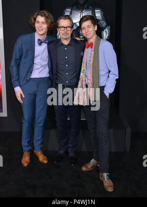 Gary Oldman (C) et fils Gulliver Flynn Oldman (L) et Charlie Oldman John arrivant à Robocop première au théâtre chinois de Grauman à Los Angeles.Gary Oldman 142 ------------- Red Carpet Event, Vertical, USA, Cinéma, Célébrités, photographie, Bestof, Arts, Culture et divertissement, Célébrités Topix fashion / Vertical, Best of, événement dans la vie d'Hollywood, Californie - Tapis rouge et en backstage, USA, Cinéma, Célébrités, cinéma, télévision, Célébrités célébrités musique, photographie, Arts et culture, Bestof, divertissement, Topix, verticale de la famille de l'année 2014, en , Banque D'Images