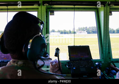 Sous forme d'un soldat du 2e Bataillon des opérations d'aviation, 130e Régiment d'aviation de la Garde nationale (Caroline du Nord), observe un avion cargo civil d'une tour de contrôle du trafic aérien au cours de préparation à l'exercice combiné tout en perfectionnant les compétences en fournissant l'espace aérien et l'appui des services de la circulation aérienne au cours d'un exercice de préparation conjointe à Harnett Regional Jetport, N.C., 10 mai. Banque D'Images