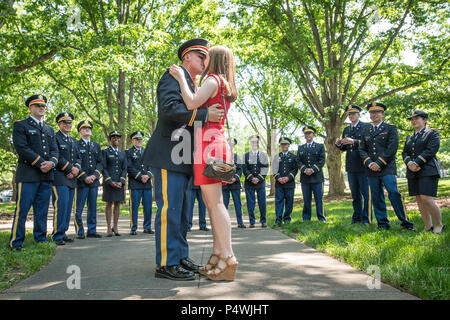 Tout nouveau lieutenant de l'armée américaine Allen Robertson embrasse son fiancé, Chelsea Campbell, après avoir proposé à sa suite après son Université Clemson Corps de formation des officiers de la réserve de cérémonie de mise en service, le 10 mai 2017. Les deux se sont rencontrés alors qu'ils étaient étudiants à Clemson et les diplômés de cette semaine. Robertson, qui est originaire de Mooresville, N.C., a obtenu un diplôme en comptabilité à Clemson et sa première affectation sera avec à Fort Campbell, Ky. avec la 101e Division aéroportée. Campbell, de Fort Mill, S.C., a obtenu son diplôme en psychologie. Banque D'Images