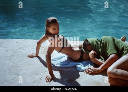 Titre original : LA PISCINE. Titre en anglais : PISCINE, L. Directeur : Jacques Deray Film. Année : 1969. Stars : Alain DELON, Romy Schneider. Credit : S.N.C/TRITONE / Album Banque D'Images