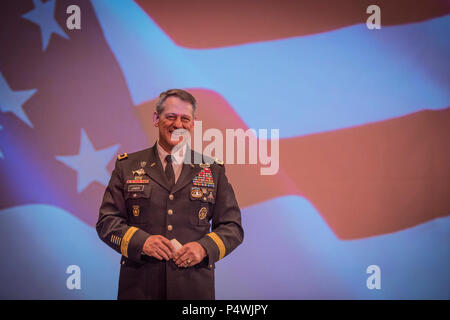 L'Armée américaine, le général James B. Linder, commandant de l'armée américaine John F. Kennedy Special Warfare Center, prend la parole à l'Université Clemson Corps de formation des officiers de la réserve de cérémonie de mise en service, le 10 mai 2017. Linder est un diplômé de 1983 Clemson. Banque D'Images