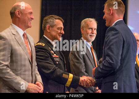 L'Armée américaine, le général James B. Linder, commandant de l'armée américaine John F. Kennedy Special Warfare Command, félicite tout nouveau slt Sean Mac Lain au cours de l'Université Clemson's Reserve Officers' Training Corps cérémonie de mise en service, le 10 mai 2017. Mac Lain était membre de la Clemson Tigers 2016 Championnat National de Football et l'équipe Clemson ROTC Pershing Rifles 2016 champion national de l'équipe de forage et de cérémonie. Banque D'Images