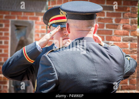 Tout nouveau lieutenant de l'armée américaine Allen Robertson (à gauche), de Mooresville, N.C., reçoit son premier saluer comme un agent du Master Sgt. Shane Werst, hauts dirigeants militaires pour l'instructeur de l'Université Clemson Corps de formation des officiers de réserve, au cours d'une cérémonie de Dollar en argent, le 10 mai 2017. Banque D'Images