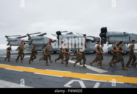 Océan Pacifique (9 mai 2017) marines affectés à la 15e Marine Expeditionary Unit (MEU), effectuer des exercices de conditionnement physique sur le poste de pilotage du navire d'assaut amphibie USS America (LHA 6). Plus de 1 800 marins et 2 600 Marines américains affectés à l'Amérique du groupe amphibie (ARG) et la 15e Marine Expeditionary Unit (MEU) sont actuellement à l'unité de formation Composite (Exercice COMPTUEX) au large de la côte de Californie du Sud en préparation de l'ARG's deployment plus tard cette année. Nord ARG est composé d'Amérique, le landing ship dock amphibie USS Pearl Harbor (LSD 52), un Banque D'Images