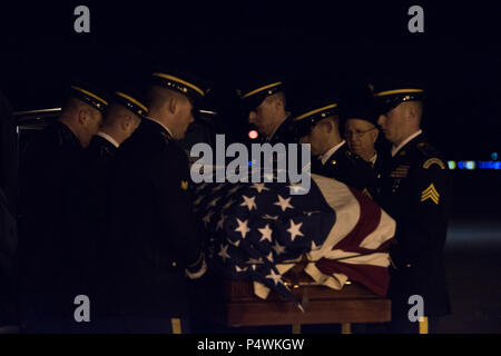 Des soldats américains avec la Garde nationale du Vermont Honneurs Funérailles militaires, le reste de l'équipe de transfert de l'Armée de Cpl. George A. Perreault, de Burlington, Vermont), à l'Aéroport International de Burlington, Burlington (Vermont), du Sud, le 10 mai 2017. Perreault, qui faisait partie de la Force d'appui 21 et a été affecté au Siège Batterie, 15e Bataillon d'artillerie, 2e Division d'infanterie, a été porté disparu au combat le 13 février 1951. Aujourd'hui, 7 751 Américains sont toujours portés disparus depuis la guerre de Corée. Banque D'Images