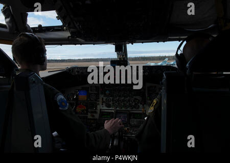 EIELSON Air Force Base, Alaska - U.S. Air Force Le Capitaine Ryan Singleton et le Capt Justin Munger, toutes deux affectées au 909e Escadron de ravitaillement en vol les pilotes Kadena Air Base, Japon, taxi avant une sortie dans un Stratotanker KC-135T de Fairchild Air Force Base, dans l'État de Washington, 9 mai 2017, au cours d'Extrémité Nord 2017 (SW17), à l'Eielson Air Force Base, en Alaska. Sw17 est l'Alaska's premier exercice multinational interarmées conçu pour des opérations pratiques, techniques et procédures ainsi que d'améliorer l'interopérabilité entre les services. Des milliers de participants de tous les services, d'aviateurs, soldats, marins, marines et Gu Banque D'Images