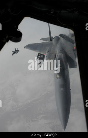 EIELSON Air Force Base, Alaska - U.S. Air Force F-15C Eagles affecté à la 67e Escadron de chasse hors de Kadena Air Base, Japon, voler derrière un KC-135T Stratotanker de Fairchild Air Force Base, dans l'État de Washington, 9 mai 2017, au cours d'Extrémité Nord 2017 (SW17), au cours de la gamme Pacific-Alaska conjointe complexe. Sw17 est l'Alaska's premier exercice multinational interarmées conçu pour des opérations pratiques, techniques et procédures ainsi que d'améliorer l'interopérabilité entre les services. Des milliers de participants de tous les services, d'aviateurs, soldats, marins, marines et gardes du service actif, réserver et National Banque D'Images