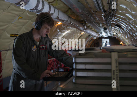 EIELSON Air Force Base, Alaska - U.S. Air Force Maj Scott Karl, un 909e Escadron de ravitaillement en vol KC-135 pilote instructeur assigné à Kadena Air Base, Japon, vérifie l'état d'un Beyond-Line Roll-On de visée sur un système d'amélioration Stratotanker KC-135T de Fairchild Air Force Base, dans l'État de Washington, 9 mai 2017, au cours d'Extrémité Nord 2017 (SW17), au cours de la gamme Pacific-Alaska conjointe complexe. Sw17 est l'Alaska's premier exercice multinational interarmées conçu pour des opérations pratiques, techniques et procédures ainsi que d'améliorer l'interopérabilité entre les services. Des milliers de participants de tous les services, l'Airm Banque D'Images