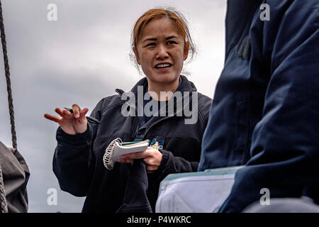 Mer du Japon (10 mai 2017) Quartier-maître chef Senior, Baraoidan donna à partir de commandant, Commandant des forces de surface de la marine de l'équipe d'inspection de type matériel, parle avec les marins à bord de la station de transport amphibie USS Green Bay (LPD 20) au cours de l'inspection du navire Mid-Cycle (MCI). Green Bay, affecté à l'Escadron amphibie Commandant, 11 ans, est l'exécution de son MCI, qui est menée à la mi-année avant que le Conseil d'inspection et d'enquête (INSURV) et est utilisé pour inspecter et évaluer les conditions matérielles d'un navire. Banque D'Images