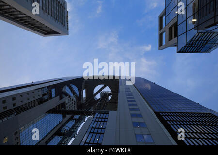 La recherche de bâtiments modernes à près de Umeda à Osaka, Japon Banque D'Images