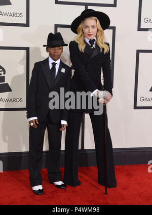 Madonna, David Banda Mwale Ciccone Ritchie arrivant à la 56e cérémonie annuelle de remise des Prix Grammy 2014 au Staple Center de Los Angeles.Madonna, David Banda Mwale Ciccone Ritchie ------------- Red Carpet Event, Vertical, USA, Cinéma, Célébrités, photographie, Bestof, Arts, Culture et divertissement, Célébrités Topix fashion / Vertical, Best of, événement dans la vie d'Hollywood, Californie - Tapis rouge et en backstage, USA, Cinéma, Célébrités, cinéma, télévision, Célébrités célébrités musique, photographie, Arts et culture, Bestof, divertissement, Topix, verticale de la famille de l'année , Banque D'Images