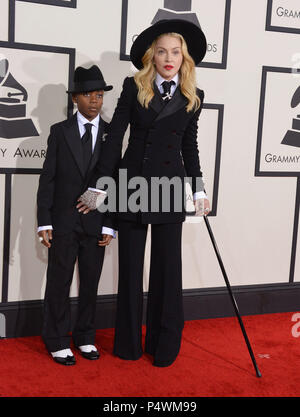 Madonna, David Banda Mwale Ciccone Ritchie arrivant à la 56e cérémonie annuelle de remise des Prix Grammy 2014 au Staple Center de Los Angeles.Madonna, David Banda Mwale Ciccone Ritchie 165 ------------- Red Carpet Event, Vertical, USA, Cinéma, Célébrités, photographie, Bestof, Arts, Culture et divertissement, Célébrités Topix fashion / Vertical, Best of, événement dans la vie d'Hollywood, Californie - Tapis rouge et en backstage, USA, Cinéma, Célébrités, cinéma, télévision, Célébrités célébrités musique, photographie, Arts et culture, Bestof, divertissement, Topix, verticale de la famille de l'année Banque D'Images