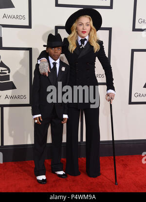 Madonna, David Banda Mwale Ciccone Ritchie arrivant à la 56e cérémonie annuelle de remise des Prix Grammy 2014 au Staple Center de Los Angeles.Madonna, David Banda Mwale Ciccone Ritchie 166 ------------- Red Carpet Event, Vertical, USA, Cinéma, Célébrités, photographie, Bestof, Arts, Culture et divertissement, Célébrités Topix fashion / Vertical, Best of, événement dans la vie d'Hollywood, Californie - Tapis rouge et en backstage, USA, Cinéma, Célébrités, cinéma, télévision, Célébrités célébrités musique, photographie, Arts et culture, Bestof, divertissement, Topix, verticale de la famille de l'année Banque D'Images