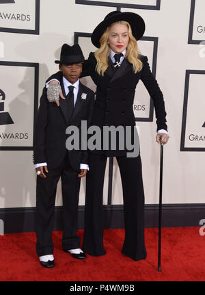 Madonna, David Banda Mwale Ciccone Ritchie arrivant à la 56e cérémonie annuelle de remise des Prix Grammy 2014 au Staple Center de Los Angeles.Madonna, David Banda Mwale Ciccone Ritchie 167 ------------- Red Carpet Event, Vertical, USA, Cinéma, Célébrités, photographie, Bestof, Arts, Culture et divertissement, Célébrités Topix fashion / Vertical, Best of, événement dans la vie d'Hollywood, Californie - Tapis rouge et en backstage, USA, Cinéma, Célébrités, cinéma, télévision, Célébrités célébrités musique, photographie, Arts et culture, Bestof, divertissement, Topix, verticale de la famille de l'année Banque D'Images