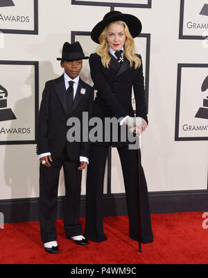 Madonna, David Banda Mwale Ciccone Ritchie arrivant à la 56e cérémonie annuelle de remise des Prix Grammy 2014 au Staple Center de Los Angeles.Madonna, David Banda Mwale Ciccone Ritchie 169 ------------- Red Carpet Event, Vertical, USA, Cinéma, Célébrités, photographie, Bestof, Arts, Culture et divertissement, Célébrités Topix fashion / Vertical, Best of, événement dans la vie d'Hollywood, Californie - Tapis rouge et en backstage, USA, Cinéma, Célébrités, cinéma, télévision, Célébrités célébrités musique, photographie, Arts et culture, Bestof, divertissement, Topix, verticale de la famille de l'année Banque D'Images