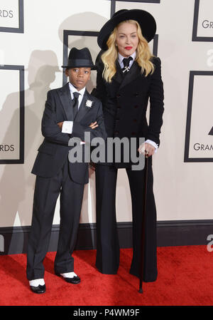 Madonna, David Banda Mwale Ciccone Ritchie arrivant à la 56e cérémonie annuelle de remise des Prix Grammy 2014 au Staple Center de Los Angeles.Madonna, David Banda Mwale Ciccone Ritchie 170 ------------- Red Carpet Event, Vertical, USA, Cinéma, Célébrités, photographie, Bestof, Arts, Culture et divertissement, Célébrités Topix fashion / Vertical, Best of, événement dans la vie d'Hollywood, Californie - Tapis rouge et en backstage, USA, Cinéma, Célébrités, cinéma, télévision, Célébrités célébrités musique, photographie, Arts et culture, Bestof, divertissement, Topix, verticale de la famille de l'année Banque D'Images