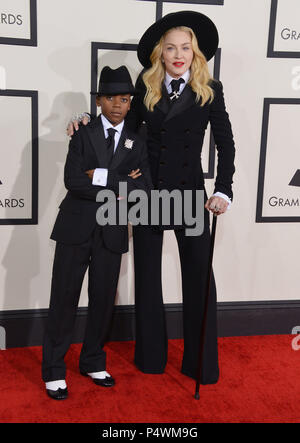 Madonna, David Banda Mwale Ciccone Ritchie arrivant à la 56e cérémonie annuelle de remise des Prix Grammy 2014 au Staple Center de Los Angeles.Madonna, David Banda Mwale Ciccone Ritchie 171 ------------- Red Carpet Event, Vertical, USA, Cinéma, Célébrités, photographie, Bestof, Arts, Culture et divertissement, Célébrités Topix fashion / Vertical, Best of, événement dans la vie d'Hollywood, Californie - Tapis rouge et en backstage, USA, Cinéma, Célébrités, cinéma, télévision, Célébrités célébrités musique, photographie, Arts et culture, Bestof, divertissement, Topix, verticale de la famille de l'année Banque D'Images