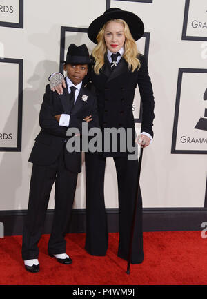 Madonna, David Banda Mwale Ciccone Ritchie arrivant à la 56e cérémonie annuelle de remise des Prix Grammy 2014 au Staple Center de Los Angeles.Madonna, David Banda Mwale Ciccone Ritchie 173 ------------- Red Carpet Event, Vertical, USA, Cinéma, Célébrités, photographie, Bestof, Arts, Culture et divertissement, Célébrités Topix fashion / Vertical, Best of, événement dans la vie d'Hollywood, Californie - Tapis rouge et en backstage, USA, Cinéma, Célébrités, cinéma, télévision, Célébrités célébrités musique, photographie, Arts et culture, Bestof, divertissement, Topix, verticale de la famille de l'année Banque D'Images