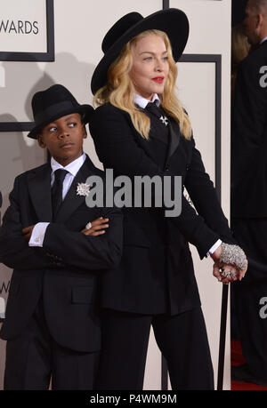 Madonna, David Banda Mwale Ciccone Ritchie arrivant à la 56e cérémonie annuelle de remise des Prix Grammy 2014 au Staple Center de Los Angeles.Madonna, David Banda Mwale Ciccone Ritchie 174 ------------- Red Carpet Event, Vertical, USA, Cinéma, Célébrités, photographie, Bestof, Arts, Culture et divertissement, Célébrités Topix fashion / Vertical, Best of, événement dans la vie d'Hollywood, Californie - Tapis rouge et en backstage, USA, Cinéma, Célébrités, cinéma, télévision, Célébrités célébrités musique, photographie, Arts et culture, Bestof, divertissement, Topix, verticale de la famille de l'année Banque D'Images