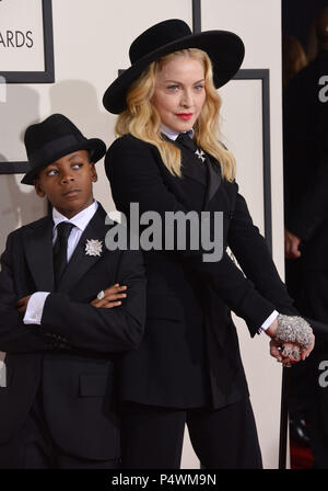 Madonna, David Banda Mwale Ciccone Ritchie arrivant à la 56e cérémonie annuelle de remise des Prix Grammy 2014 au Staple Center de Los Angeles.Madonna, David Banda Mwale Ciccone Ritchie 175 ------------- Red Carpet Event, Vertical, USA, Cinéma, Célébrités, photographie, Bestof, Arts, Culture et divertissement, Célébrités Topix fashion / Vertical, Best of, événement dans la vie d'Hollywood, Californie - Tapis rouge et en backstage, USA, Cinéma, Célébrités, cinéma, télévision, Célébrités célébrités musique, photographie, Arts et culture, Bestof, divertissement, Topix, verticale de la famille de l'année Banque D'Images