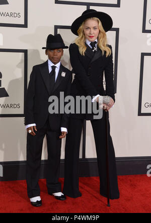 Madonna, David Banda Mwale Ciccone Ritchie 364 arrivant à la 56e cérémonie annuelle de remise des Prix Grammy 2014 au Staple Center de Los Angeles.Madonna, David Banda Mwale Ciccone Ritchie 364 ------------- Red Carpet Event, Vertical, USA, Cinéma, Célébrités, photographie, Bestof, Arts, Culture et divertissement, Célébrités Topix fashion / Vertical, Best of, événement dans la vie d'Hollywood, Californie - Tapis rouge et en backstage, USA, Cinéma, Célébrités, cinéma, télévision, Célébrités célébrités musique, photographie, Arts et culture, Bestof, divertissement, Topix, verticale de la famille du Banque D'Images