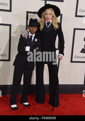 Madonna, David Banda Mwale Ciccone Ritchie 365 arrivant à la 56e cérémonie annuelle de remise des Prix Grammy 2014 au Staple Center de Los Angeles.Madonna, David Banda Mwale Ciccone Ritchie 365 ------------- Red Carpet Event, Vertical, USA, Cinéma, Célébrités, photographie, Bestof, Arts, Culture et divertissement, Célébrités Topix fashion / Vertical, Best of, événement dans la vie d'Hollywood, Californie - Tapis rouge et en backstage, USA, Cinéma, Célébrités, cinéma, télévision, Célébrités célébrités musique, photographie, Arts et culture, Bestof, divertissement, Topix, verticale de la famille du Banque D'Images