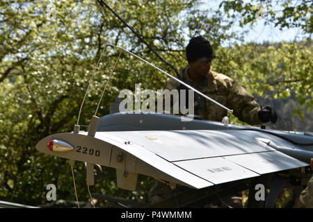 Le sergent de l'armée américaine. Phillip Marlowe, des drones (UAV), chef d'équipe du peloton d'UAV, Delta, l'escadron du régiment de troupes (RES), 2e régiment de cavalerie, prépare le RQ-7B Système de drones tactiques de l'ombre (Tuas) pour lancer au cours de Sabre à la jonction 17 Hohenfels Domaine de formation, l'Allemagne, le 10 mai 2017. Sortie 17 Sabre est l'armée américaine l'Europe centre d'instruction au combat pour l'exercice de certification 2CR, qui aura lieu au Centre de préparation interarmées multinationale à Hohenfels, Allemagne, du 25 avril au 19 mai 2017. L'exercice a pour but d'évaluer l'état de préparation du régiment pour mener unified Banque D'Images