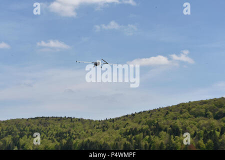 Une armée américaine RQ-7B Système de drones tactiques de l'ombre (Tuas) est exploité le peloton d'UAV, Delta, l'escadron du régiment de troupes (RES), 2e régiment de cavalerie pendant la sortie 17 Sabre au Hohenfels Domaine de formation, l'Allemagne, le 10 mai 2017. Sortie 17 Sabre est l'armée américaine l'Europe centre d'instruction au combat pour l'exercice de certification 2CR, qui aura lieu au Centre de préparation interarmées multinationale à Hohenfels, Allemagne, du 25 avril au 19 mai 2017. L'exercice a pour but d'évaluer l'état de préparation du régiment pour mener des opérations terrestres unifiée, avec un accent particulier sur les répétitions la transiti Banque D'Images