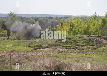 Une grenade provoque un nuage de fumée et de débris dans l'air après l'explosion lors de la formation au combat de Yavoriv Centre de formation sur le maintien de la paix et la sécurité internationale, près de l'viv, Ukraine, le 10 mai. Le personnel de la CCT de Yavoriv, avec des mentors de l'armée américaine 45th Infantry Brigade Combat Team, entraîner la formation de familiarisation et de l'emploi de grenades avec les soldats de la 1-79ème pendant la rotation du bataillon par le CCT de Yavoriv. La 45e est déployée à l'Ukraine dans le cadre du Projet conjoint de formation Group-Ukraine multinationale, une coalition internationale dédiée à l'amélioration de th Banque D'Images