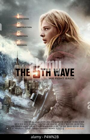 Titre original : la 5ème vague. Titre en anglais : la 5ème vague. Directeur de film : J BLAKESON. Année : 2016. Stars : CHLOE GRACE MORETZ. Credit : COLUMBIA PICTURES/GK/FILMS/CAPITAL LSTAR FILMS/MATERI / Album Banque D'Images
