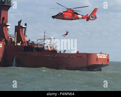 La survie de l'aviation de la Garde côtière un technicien est abaissée d'un hélicoptère MH-65 Dolphin Air Station de Detroit sur le cargo Joseph H. Thompson dans inférieur du lac Érié près de Gallipolis, Ohio, le 10 mai 2017. L'opérateur du navire a demandé de l'aide d'évacuer un équipage qui a connu la vie en danger. Banque D'Images