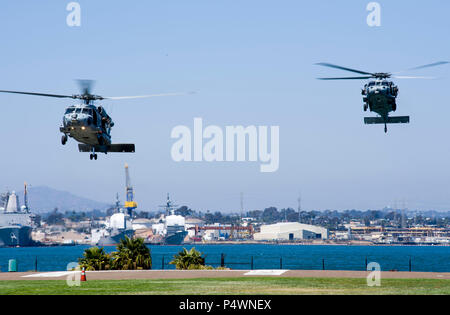 180622-N-MJ645-1292 CORONADO, Californie (22 juin 2018) Deux HH-60H Seahawks dans le Firehawks" de la mer d'hélicoptères de l'Escadron de Combat (HSC) 85 Se préparer à atterrir à la Naval Amphibious Base Coronado, lors d'une manifestation pour la Marine, l'événement de reconnaissance de l'Employeur, le 22 juin 2018. Les employeurs sélectionnés étaient désignés par leur réserve marine Sailor employés et invités à assister à l'événement d'un jour qui comprenait une visite de l'USS Omaha (LCS 12), une exposition statique d'avions à l'Escadron de soutien logistique de la flotte (VR) 57 et la démonstration des capacités combinées de la Seal Team 17, groupe d'opérations spéciales de la Marine (NSWG) 11 et Banque D'Images