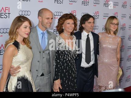 Sophia Loren, fils Carlo Ponti Jr., épouse Andrea Meszaros Ponti, fils Edoardo Ponti, épouse Sasha Alexander 045 à l'hommage rendu à Sofia Loren, toujours Alice, maman Première au Kodak Theater, le 12 novembre 2014, à Los Angeles, Sophia Loren, fils Carlo Ponti Jr., épouse Andrea Meszaros Ponti, fils Edoardo Ponti, épouse Sasha Alexander 045 ------------- Red Carpet Event, Vertical, USA, Cinéma, Célébrités, photographie, Bestof, Arts, Culture et divertissement, Célébrités Topix fashion / Vertical, Best of, événement dans la vie d'Hollywood, Californie - Tapis rouge et en backstage, USA, industrie du film, Celebrit Banque D'Images