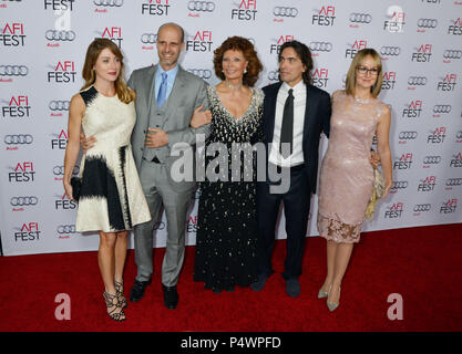 Sophia Loren, fils Carlo Ponti Jr., épouse Andrea Meszaros Ponti, fils Edoardo Ponti, épouse Sasha Alexander à l'hommage rendu à Sofia Loren, toujours Alice, maman Première au Kodak Theater, le 12 novembre 2014, à Los Angeles, Sophia Loren, fils Carlo Ponti Jr., épouse Andrea Meszaros Ponti, fils Edoardo Ponti, épouse Sasha Alexander ------------- Red Carpet Event, Vertical, USA, Cinéma, Célébrités, photographie, Bestof, Arts, Culture et divertissement, Célébrités Topix fashion / Vertical, Best of, événement dans la vie d'Hollywood, Californie - Tapis rouge et en backstage, USA, Cinéma, Célébrités, mo Banque D'Images