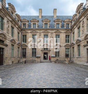 France, Paris - 5 Avril 2018 : Hôtel de Sully, Le Marais Banque D'Images