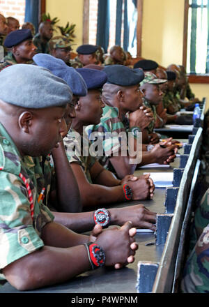 Les soldats de la Force de défense du Malawi s'est enrôlé dans les Forces armées Malawi College Cours sergents rejoint les hauts dirigeants militaires enrôlés de neuf pays à travers le continent africain et aux entreprises américaines au cours du premier sommet de la Force terrestre de l'Afrique s'est enrôlé dans le programme principal, Salima, Malawi, le 9 mai 2017. ALFS est chaque année un séminaire d'une semaine, réunissant les chefs de la force terrestre à travers l'Afrique pour un dialogue sincère pour discuter et élaborer des solutions concertées aux défis régionaux et transrégionaux et menaces. Banque D'Images