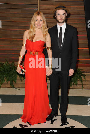 Tom Sturridge, Sienna Miller 345 arrivant à la Vanity Fair Oscar Party 2014 au 8680 Sunset Boulevard, West Hollywood.Tom Sturridge, Sienna Miller 345 ------------- Red Carpet Event, Vertical, USA, Cinéma, Célébrités, photographie, Bestof, Arts, Culture et divertissement, Célébrités Topix fashion / Vertical, Best of, événement dans la vie d'Hollywood, Californie - Tapis rouge et en backstage, USA, Cinéma, Célébrités, cinéma, télévision, Célébrités célébrités musique, photographie, Arts et culture, Bestof, divertissement, Topix, verticale de la famille de l'année , 2014, enquête Banque D'Images