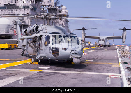 Océan Pacifique (10 mai 2017) Le lieutenant Cmdr. Klamper Ryan, à gauche, et le lieutenantj.g Jose Escobedo (droite) Faire un contrôle des fichiers en amont dans un MH-60S Seahawk est attribuée à ce "Joker" du 23 Escadron d'attaque de l'hélicoptère sur le pont d'envol du navire d'assaut amphibie USS America (LHA 6). Plus de 1 800 marins et 2 600 Marines américains affectés à l'Amérique du groupe amphibie (ARG) et la 15e MEU sont actuellement à l'unité de formation Composite (Exercice COMPTUEX) au large de la côte de Californie du Sud en préparation de l'ARG's deployment plus tard cette année. Nord ARG est composé d'Amérique, le dock amphibie Banque D'Images