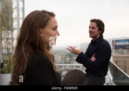 Titre original : KNIGHT OF CUPS. Titre en anglais : CHEVALIER DE TASSES. Film Réalisateur : TERRENCE MALICK. Année : 2015. Stars : CHRISTIAN BALE, Natalie Portman. Credit : films de cornouiller/WAYPOINT LOISIRS / Album Banque D'Images