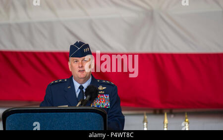 Le lieutenant général Brad Webb, le commandant de l'Air Force Special Operations Command, parle au cours de la 492e cérémonie d'activation de l'Escadre d'opérations spéciales à Hurlburt Field, le 10 mai 2017. L'Air Force Special Operations Air Warfare Center est redésigné comme le 492e Escadre d'opérations spéciales lors d'une cérémonie. Immédiatement après, le 492e groupe d'opérations spéciales, le 492e Groupe de l'instruction des opérations spéciales ont été activés avec le 492e Escadron de soutien des opérations spéciales et le 492e Escadron d'opérations spéciales des fonctionnalités avancées. Banque D'Images