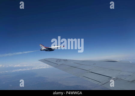 Un F-16 Fighting Falcon attribué à Nellis Air Force Base, Nevada, vole près de l'aile d'un KC-135 Stratotanker attribué à McConnell Air Force Base, Kan., 10 mai 2017. Le jet s'est rendu aux côtés des KC-135 à partir de la Californie à New York lors de son voyage à New York, où il est prévu d'effectuer dans un meeting aérien. Banque D'Images