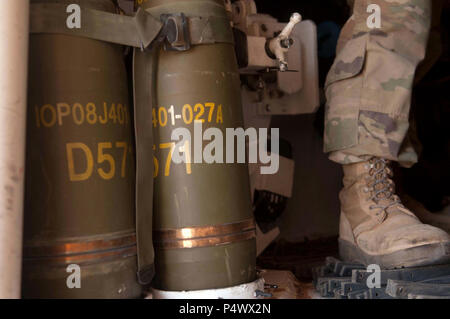 OROGRANDE, Nouveau Mexique--tours d'artillerie en attente d'être congédié par Paladin de l'équipage d'artillerie batterie attribué à B., 4e Bataillon, 27e Régiment d'artillerie, 2e Brigade Combat Team, 1st Armored Division en fer à repasser Focus 10 mai à le site de formation ici. Fer à Repasser Focus 17 formations permet au commandant de l'accent sur le leadership, la formation, et des ressources sur l'amélioration de l'annonce 2-1 préparation au combat et les opérations à l'échelle mondiale au cours de leur transition d'un Training and Doctrine Command à Forces Command. ( Banque D'Images