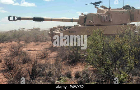 OROGRANDE, Nouveau Mexique--les équipages d'artillerie Paladin attribué à 4e Bataillon, 27e Régiment d'artillerie, 2e Brigade Combat Team, 1st Armored Division se préparer au feu tours downrange à partir d'un M109A6 Paladin cannon artillery système pendant le fer peut se concentrer sur la formation10 site ici. Fer à Repasser Focus 17 permet au commandant de la formation focus le leadership, la formation, et des ressources sur l'amélioration de l'annonce 2-1 préparation au combat et les opérations à l'échelle mondiale au cours de leur transition d'un Training and Doctrine Command à Forces Command. ( Banque D'Images