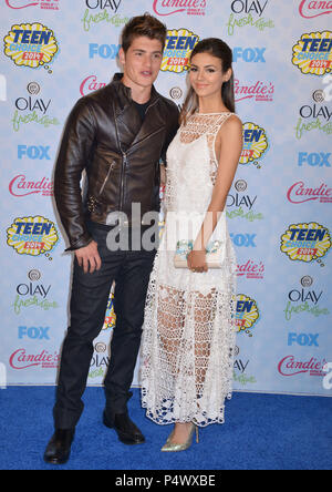 Gregg Sulkin, Victoria Justice au Teen Choice Awards 2014 le qt Shrine Auditorium à Los Angeles.Gregg Sulkin, Victoria Justice événement dans la vie d'Hollywood, Californie - Red Carpet Event, USA, Cinéma, Célébrités, photographie, Bestof, Arts, Culture et divertissement, Célébrités, Mode Topix Meilleur de Hollywood, la vie, événement dans la vie d'Hollywood, Californie - Tapis rouge et en backstage, cinéma, télévision, célébrités, célébrités de la musique, des acteurs du Topix même film en salle, et la star ensemble. enquête de crédit, tsuni@Gamma-USA.com Tsuni / USA, 2015 - Groupe, télévision et film cast Banque D'Images