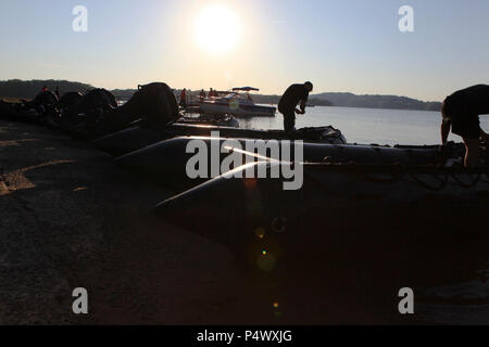 Soldats affectés à la formation des Rangers 5e Bataillon (5e), RTB préparer des raids en caoutchouc à l'aide de l'artisanat de récupération de cavalier lors d'une opération aéroportée du Lac Lanier, GA, le 9 mai 2017. 5ème RTB effectue une opération aéroportée délibérée afin de maintenir les compétences dans cette mission essentielle. ( Banque D'Images